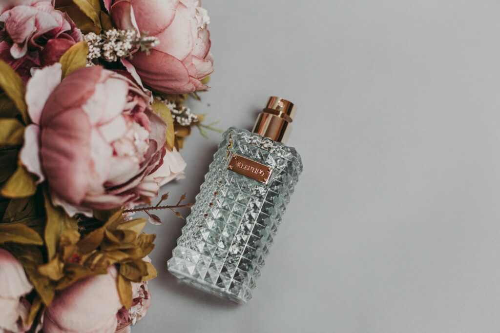 Descubra o Significado de Sentir Cheiro de Perfume no Ar